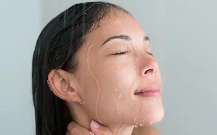 Η ώρα που κάνεις ντους αποκαλύπτει πολλά για τον ύπνο & το άγχος σου